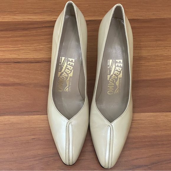 Vintage SALVATORE FERRAGAMO 30435 Ivory Pearl Leather Pumps Size 6.5 4A AAAA - Picture 2 of 16
